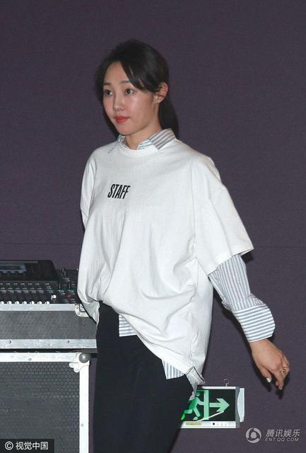 白百何穿白衣扎马尾扮清纯 大步走窃喜偷笑(组图)