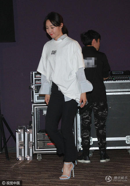 白百何穿白衣扎马尾扮清纯 大步走窃喜偷笑(组图)