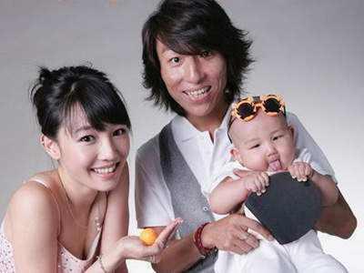 白百何穿白衣扎马尾扮清纯 大步走窃喜偷笑(组图)