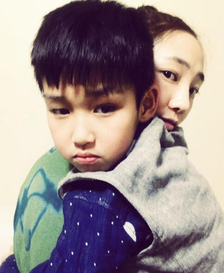 白百何穿白衣扎马尾扮清纯 大步走窃喜偷笑(组图)