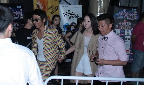 白百何穿白衣扎马尾扮清纯 大步走窃喜偷笑(组图)