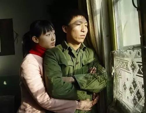 白百何穿白衣扎马尾扮清纯 大步走窃喜偷笑(组图)