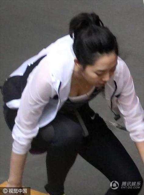 白百何穿白衣扎马尾扮清纯 大步走窃喜偷笑(组图)