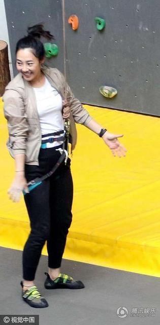 白百何穿白衣扎马尾扮清纯 大步走窃喜偷笑(组图)