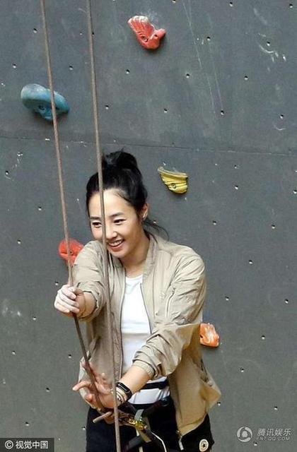 白百何穿白衣扎马尾扮清纯 大步走窃喜偷笑(组图)