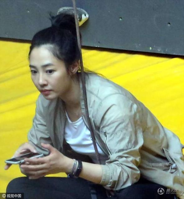 白百何穿白衣扎马尾扮清纯 大步走窃喜偷笑(组图)