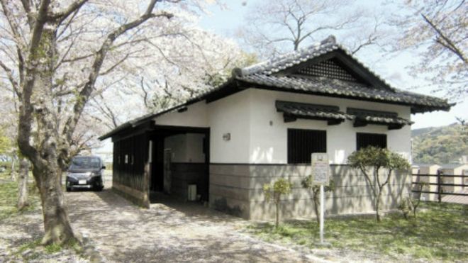 房价太贵住不起 男子在厕所住3年被捕(组图)