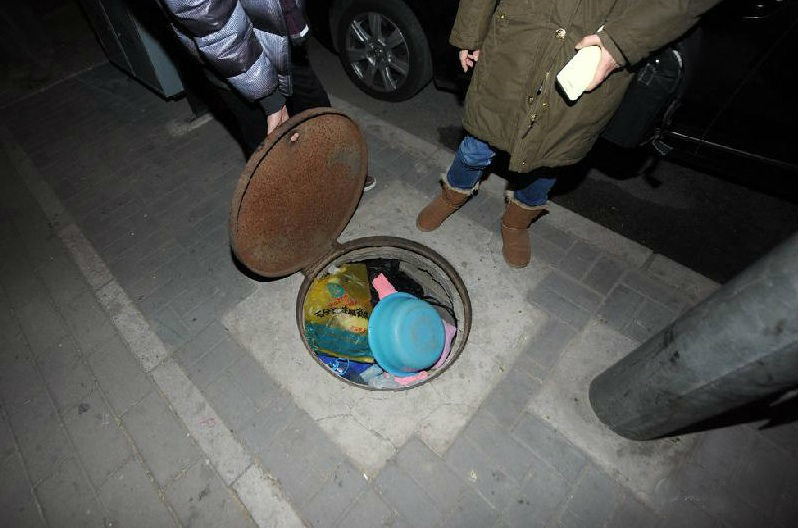 房价太贵住不起 男子在厕所住3年被捕(组图)