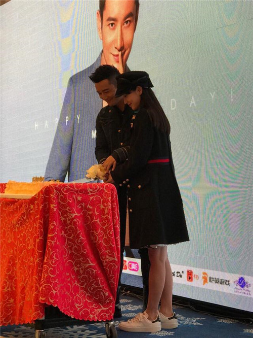 黄晓明首次公开baby孕照 破代孕传闻