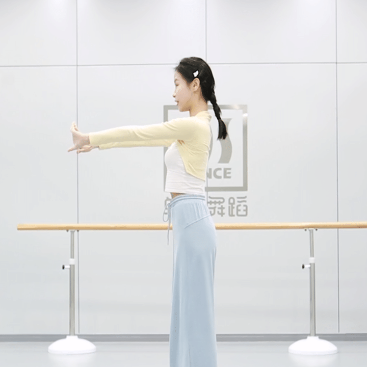 练习方法:2组,每组20次交叉甩肩动作要领:双手分别向后甩,甩完一次后