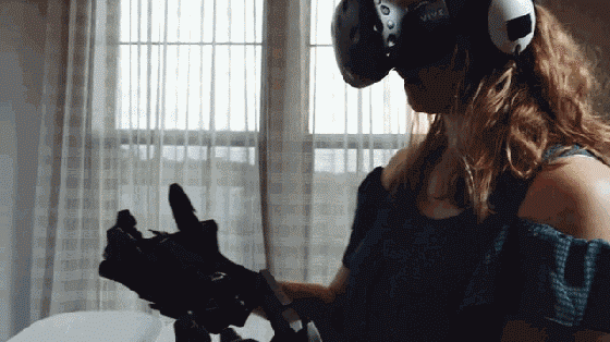 带上vr手套 在游戏世界感受到真实的触感和动作