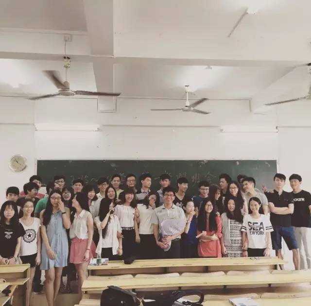 “回到小时候，告诉爸妈多买几套房”(组图)