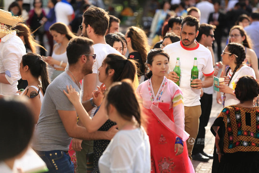 在华朝鲜留学生:戴像章用iPhone