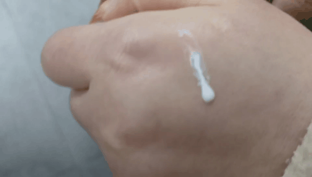 多挤点在手上,延展开来能够在乳白色的液体中看到水珠一眼能看见的