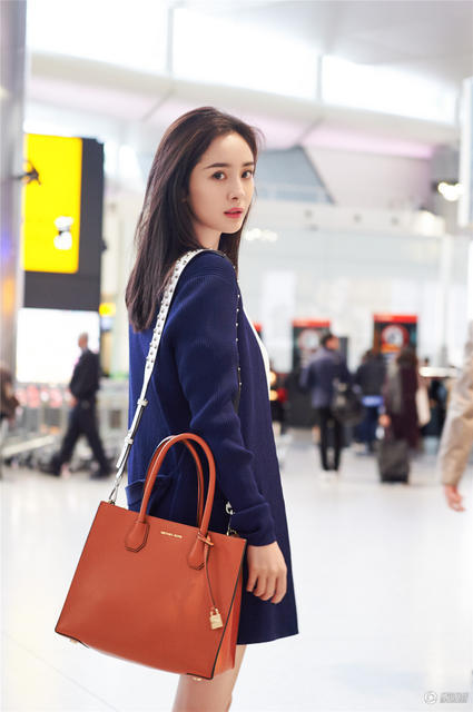 杨幂穿休闲装也时髦 皮肤白皙秀美腿