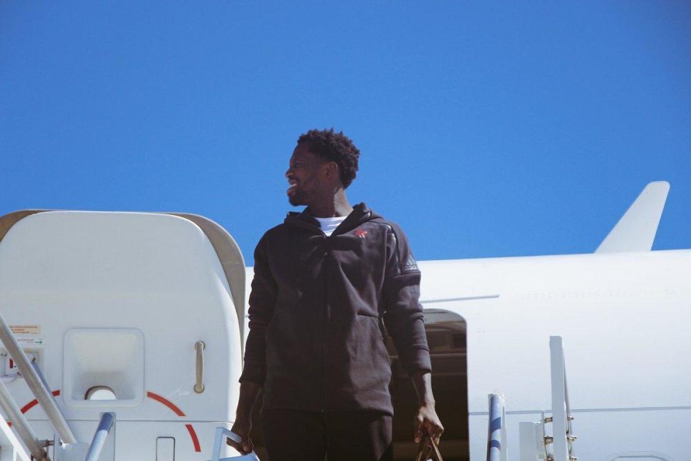 火箭众将抵达圣城 哈登着黑衣双眼惺忪_腾讯网