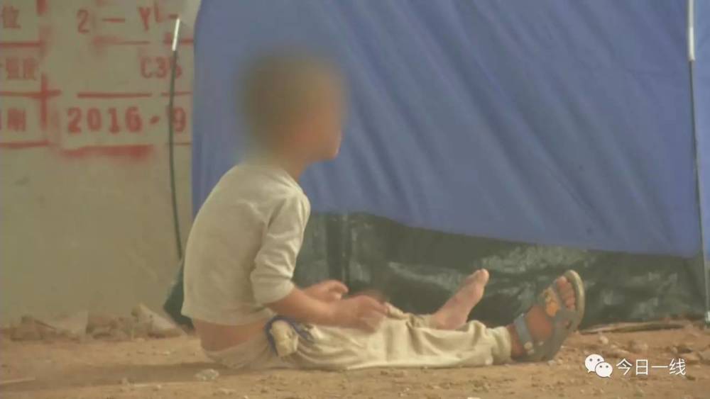 广东母亲带2幼儿露宿30天 孩子全身长疱