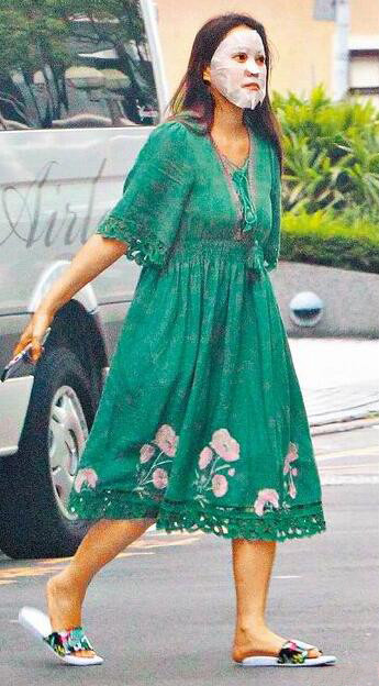 伊能静踩人字拖敷面膜上街 这画面一言难尽(组图)