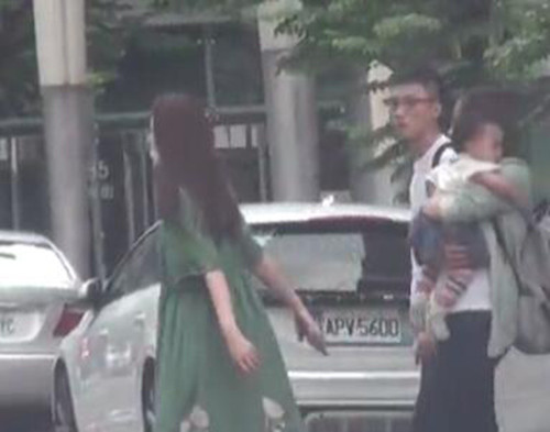 伊能静踩人字拖敷面膜上街 这画面一言难尽(组图)