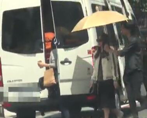 伊能静踩人字拖敷面膜上街 这画面一言难尽(组图)