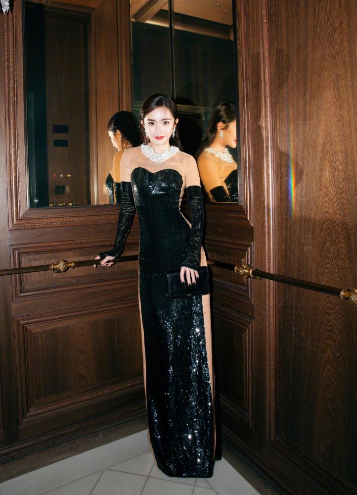 杨幂参加慈善晚宴造型曝光,美若天仙,可脸上却