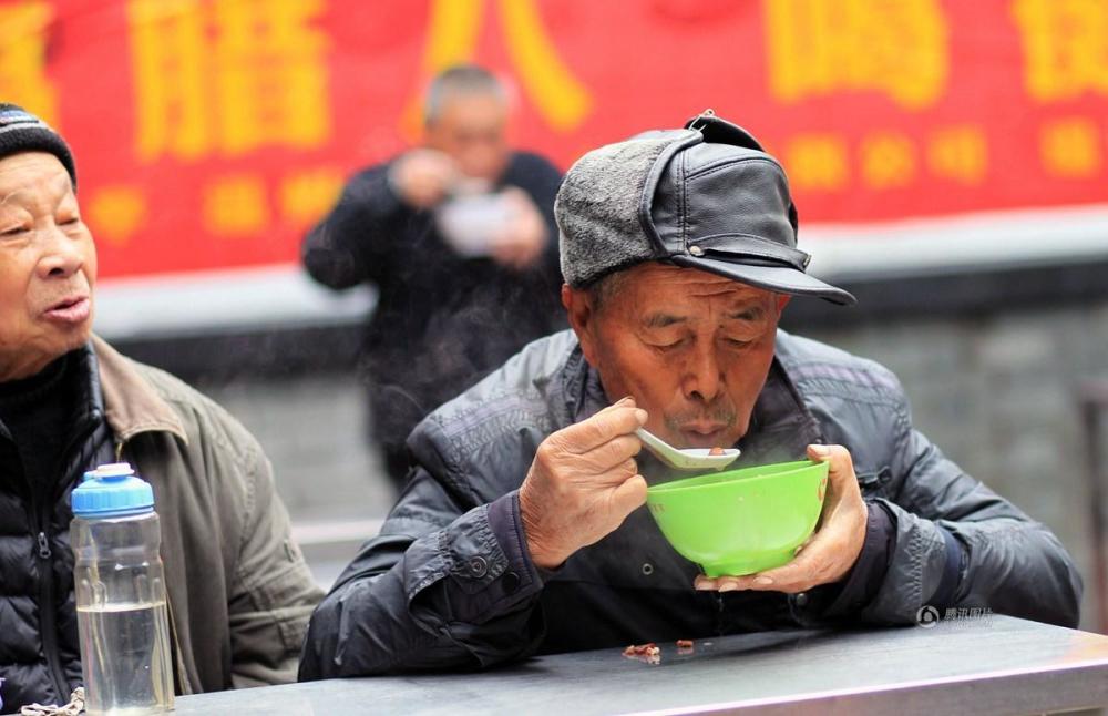 年味来袭 各地民众热气腾腾喝粥度腊八
