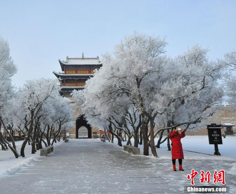 甘肃嘉峪关雪中雄关美如画