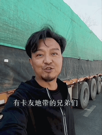 但黑哥的快手账号更为重要的一个作用,是聚合起一帮卡友互帮互助,为