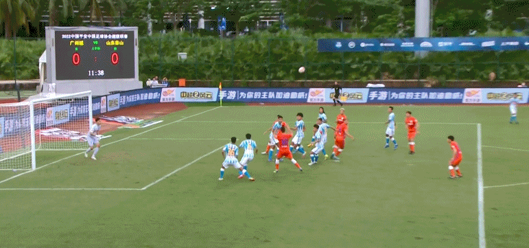 足球从后面抢断犯规吗，足球从后面抢断犯规吗视频