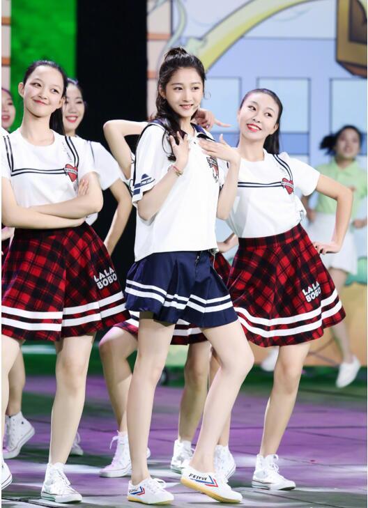 国民闺女关晓彤五四晚会献唱《我们的十八岁》