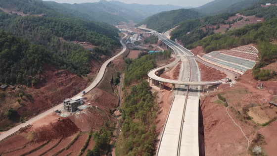 "云永"云兰"两条高速公路建设稳步推进"云永"高速公路建设预计年内