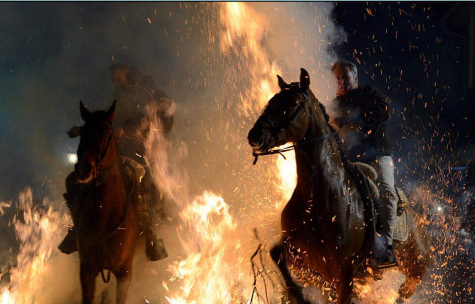 西班牙传统节日骑马穿火海 如战争大片
