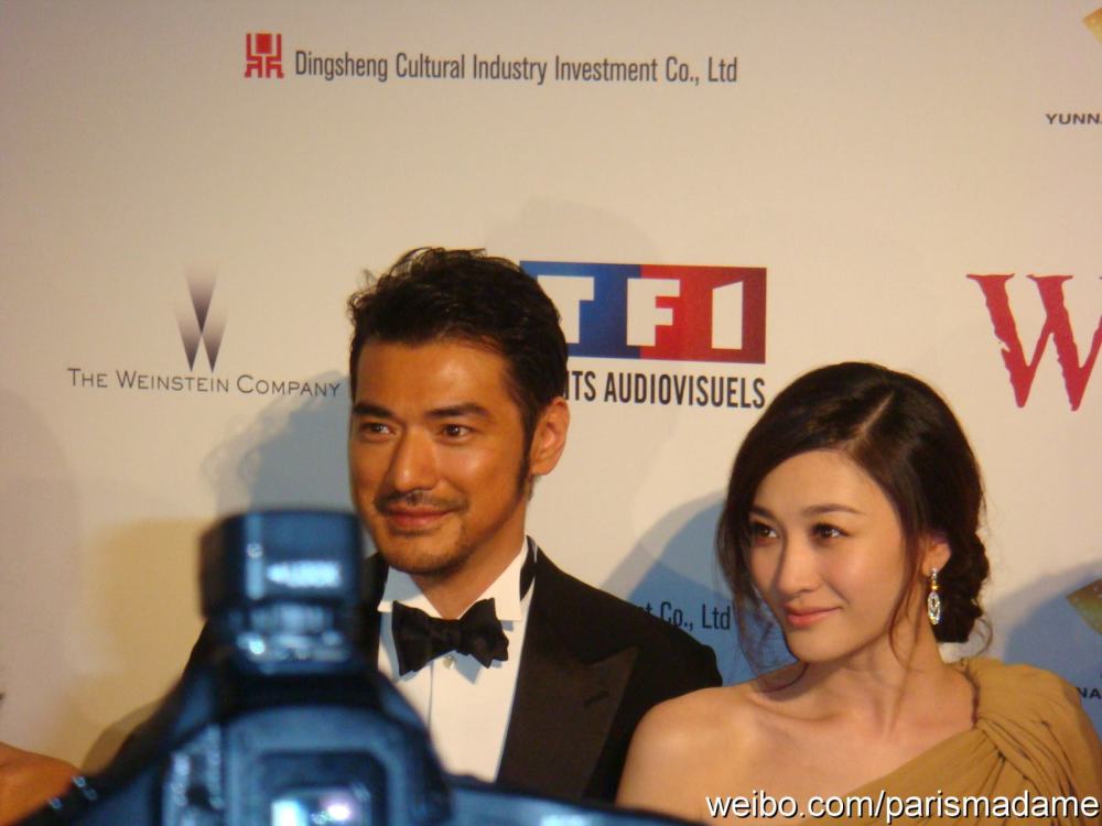 李小冉有多白?光靠腿白过路人的背