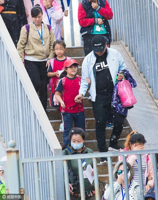李湘王岳伦接王诗龄放学 温馨又幸福（组图） - 2