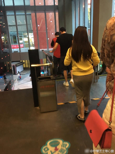 有种甜叫高圆圆赵又廷 夫妇牵手看电影（组图） - 2