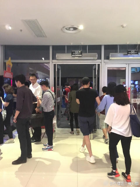 有种甜叫高圆圆赵又廷 夫妇牵手看电影（组图） - 3