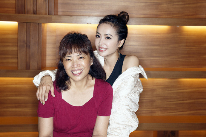蔡依林晒与妈妈合照 母女俩长得太像了（组图） - 2