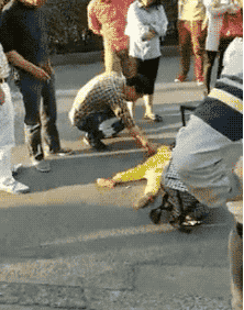 杭州街头现母亲脚踩女儿 当事人已被警方找到