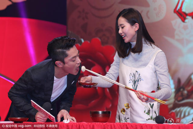 刘诗诗开心秀婚戒 与霍建华互相喂食