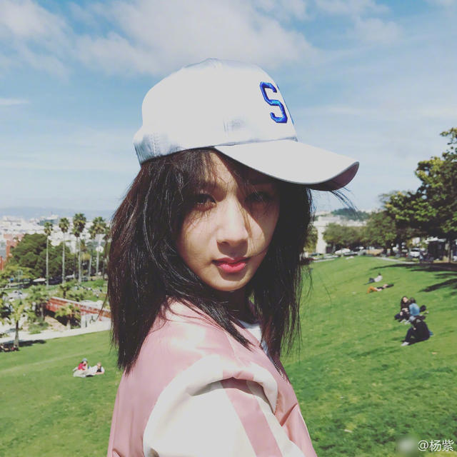 杨紫晒照秀美腿 强调“照片真没修”（组图） - 2