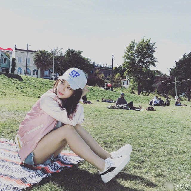杨紫晒照秀美腿 强调“照片真没修”（组图） - 3