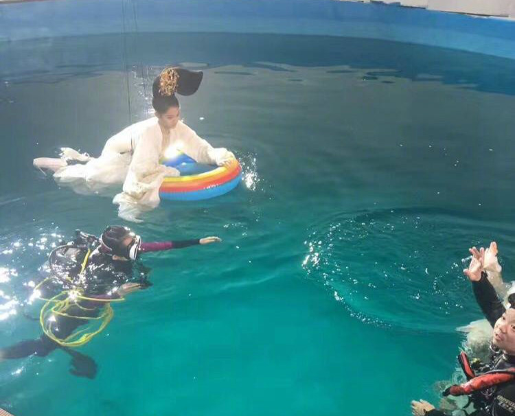 关晓彤拍落水戏 网友看到她湿水的发型忍不住