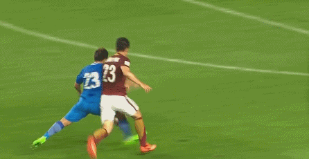 第10分钟,华夏幸福中路配合,阿洛伊西奥和拉维奇禁区前沿二过一配合