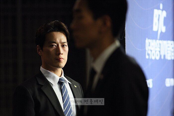 文在寅保镖爆红 与总统并称青瓦台F4(组图)