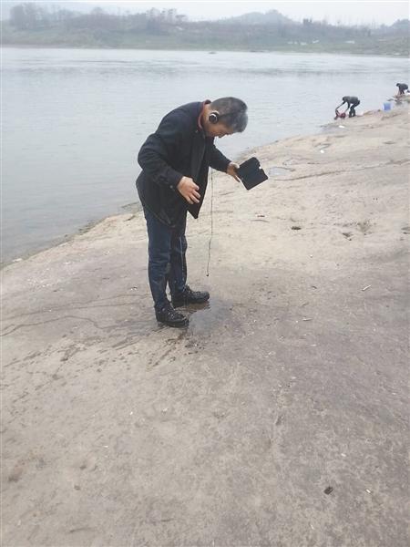 男子救落水男孩:手机换条命算什么