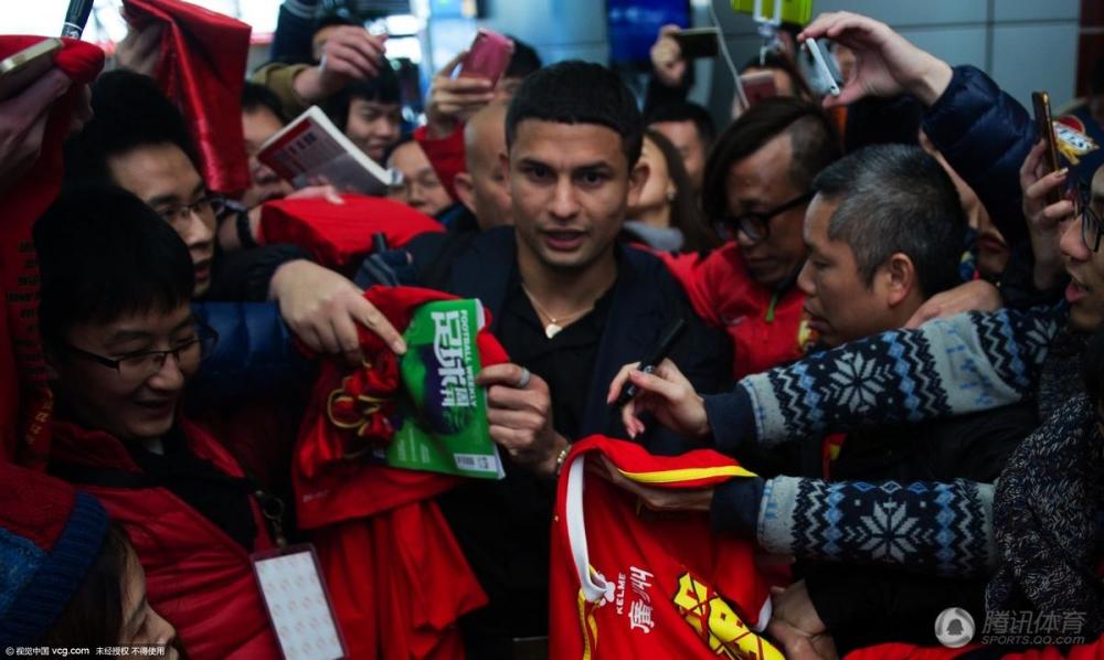 埃神挥手告别广州 恒大球迷送行