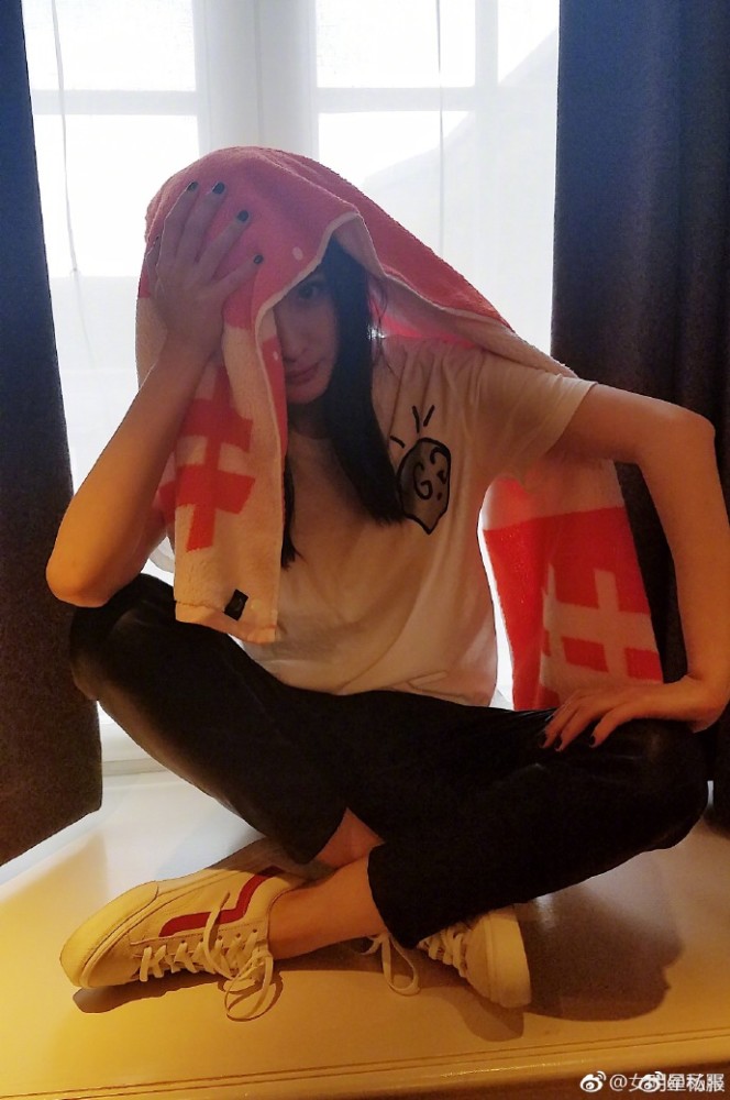 杨幂潮装晒毛巾，居然是学陈冠希的？ 服饰潮流 图2