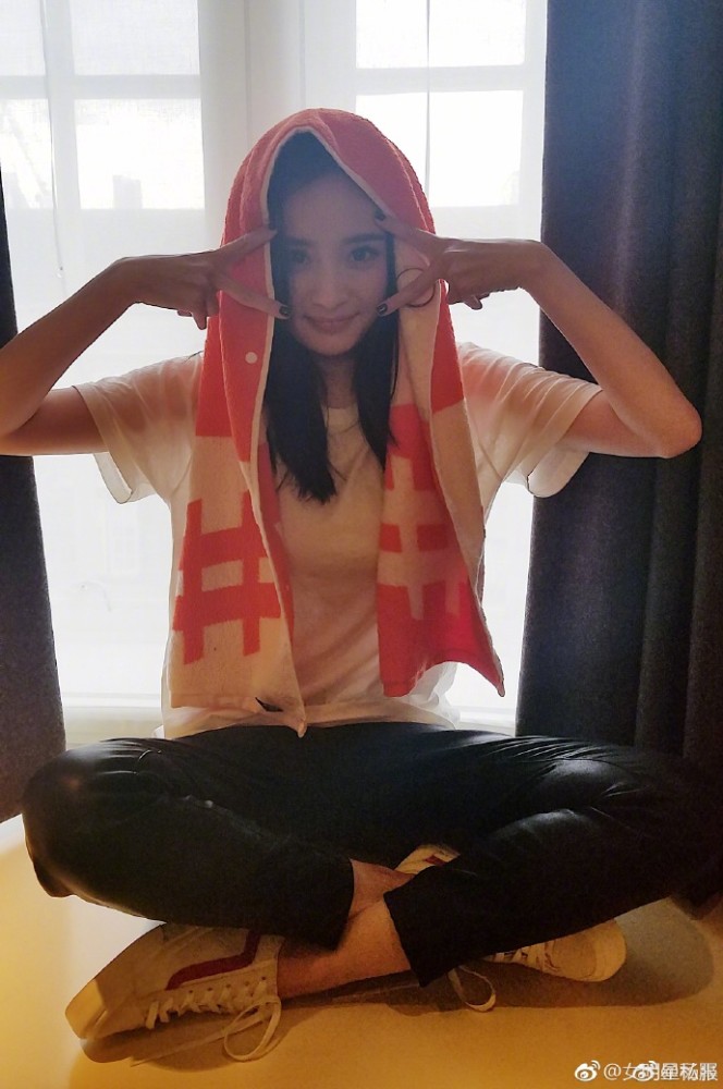 杨幂潮装晒毛巾，居然是学陈冠希的？ 服饰潮流 图1