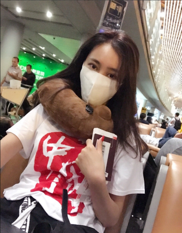 “国旗女”三度哽咽谈戛纳行：为什么大家不能开明一点？（组图） - 5