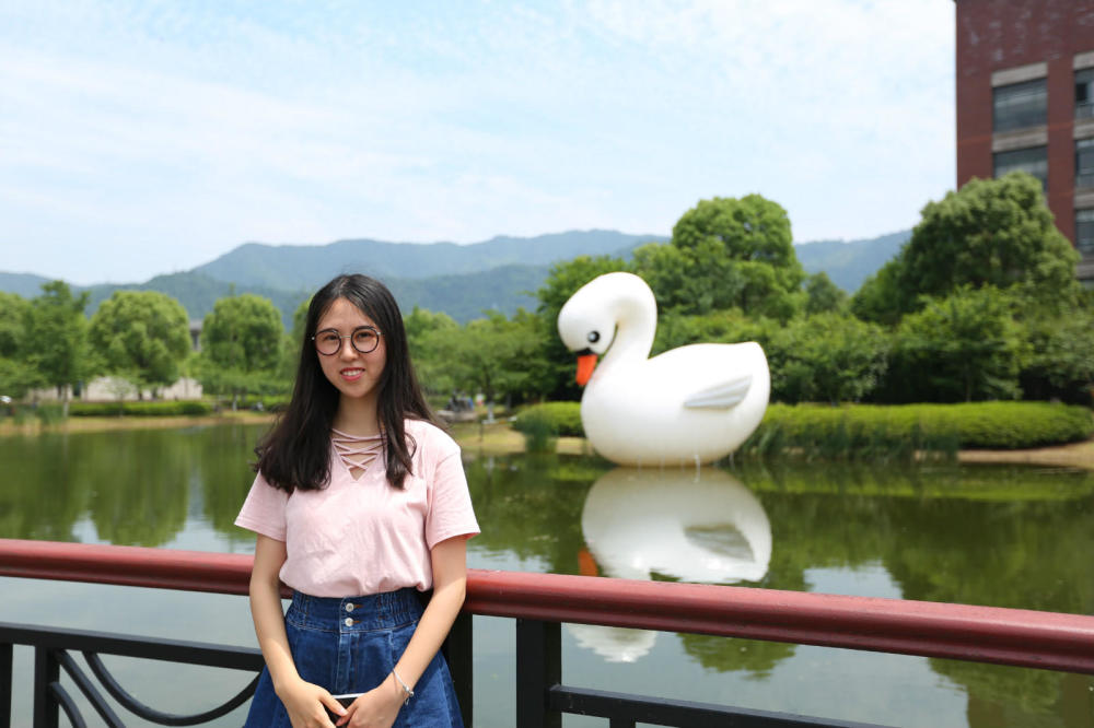 杭州一高校出现一只“超能大白鹅” 高6米长6米